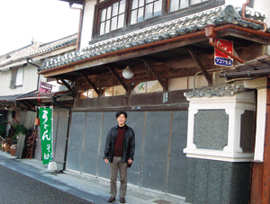 Dr. Nakamura visits the filming location of Otoko wa Tsurai yo. on holidays.  The shop used as the backdrop of the movie Otoko wa Tsurai yo. - Torajiro's Holiday is now closed (Mameda-cho, Hita City, Oita Prefecture).