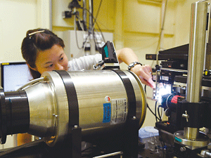 Fig. 3 Dr. Tanaka setting a bovine sample onto the apparatus.