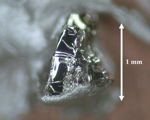 図1　へき開によって得られたYbInCu<sub>4</sub>の結晶面の顕微鏡写真