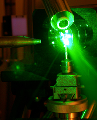 図4　SPring-8のビームライン上で光る蛍光状態のドロンパ