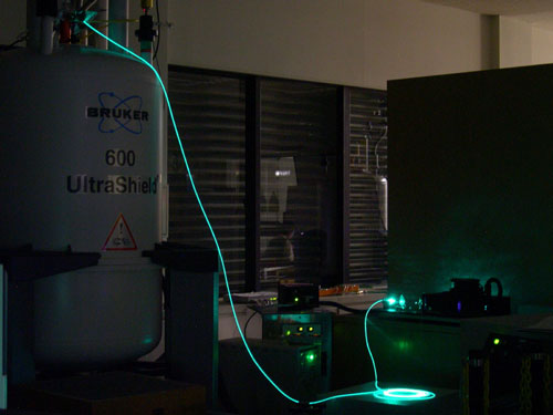 図5　ＮＭＲ装置内にあるサンプルにレーザー光を照射する装置