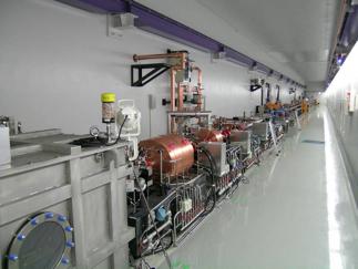 図2　 SCSS試験加速器のトンネル内部