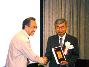 凝縮系物性学講座の大門教授が、社団法人日本表面科学会学会賞を受賞