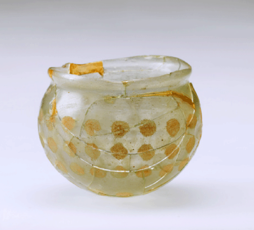 図4　新沢千塚古墳群１２６号墳から出土した円形切子ガラス括碗