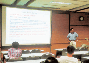 新バリオン発見について報告する大阪大学核物理研究センター中野貴志教授