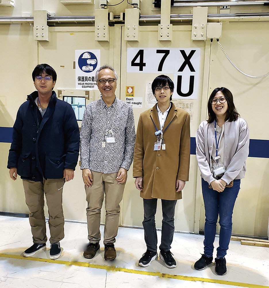 ナノX線CT分析をするSPring-8 BL47XUを前に奥村さん。（左から、安武さん、𡈽山さん、奥村さん、延寿さん）