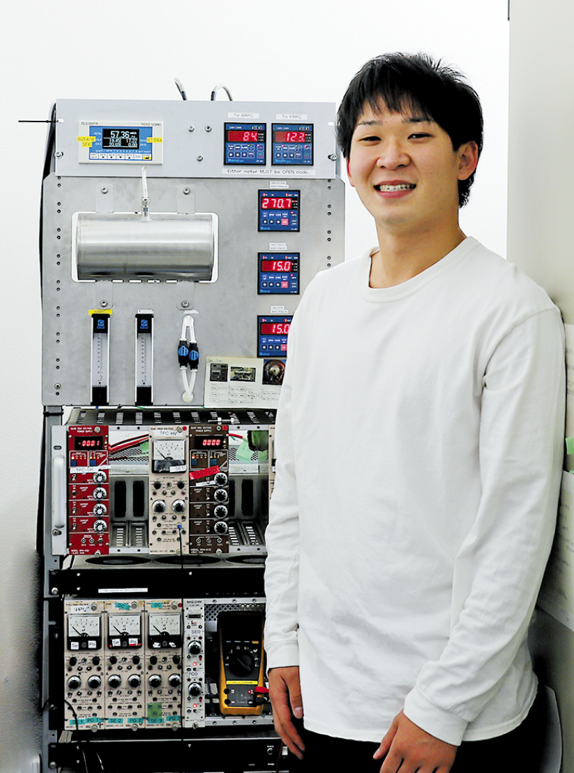 BL31LEPの機器の前で中村さん