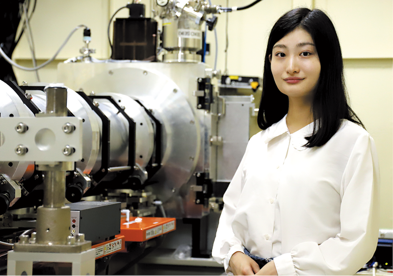 SPring-8 夏の学校　実習1日目BL40B2の機器の前で河合さん