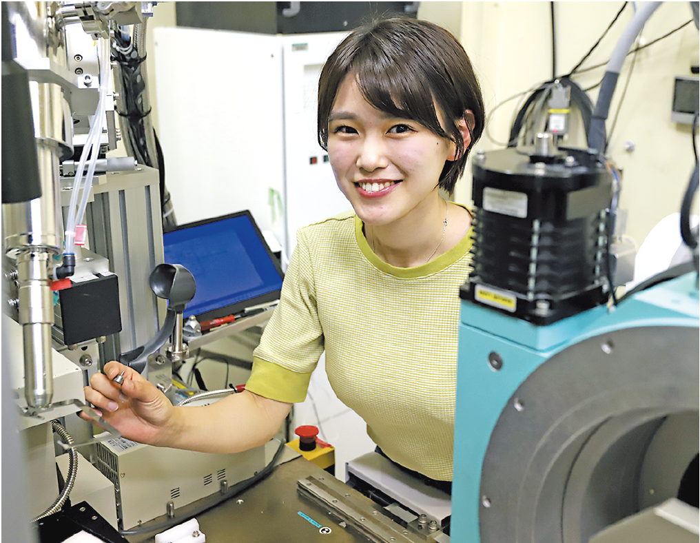BL02B1の実験ステーション内にて若狹さん