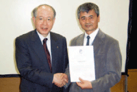 野依理化学研究所理事長(左)と北村英男氏(右)