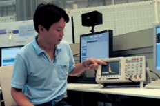 発振したレーザー光の明るさを確認する矢橋研究員