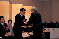 井戸知事から表彰状を受け取る石川センター長(写真左)