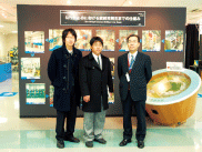 韓国POSTECH学生と鈴木研究調整部長(右)