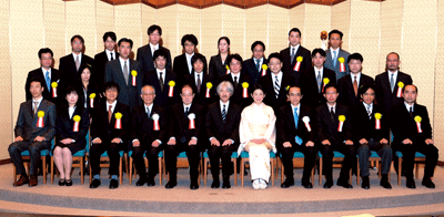授賞式の写真：濡木理教授（上段右から３番目）と廣瀬敬教授（上段左端）