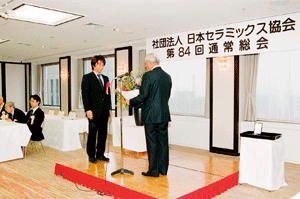 野中研究員(左)