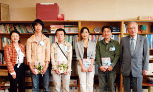 右から吉良理事長(当時)、山本准教授(名古屋工業大学)、伊藤研究員(メニコン)、高木氏(名古屋工業大学)、梅垣氏(名古屋工業大学)、牧田利用業務部長