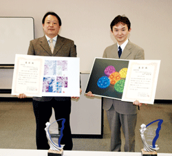 表彰式写真（４月15日、科学技術館）左：冨澤宏光　右：松下智裕