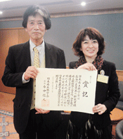 足立賞設置者の足立吟也先生（大阪大学名誉教授・元日本希土類学会会長；左）と長谷川教授