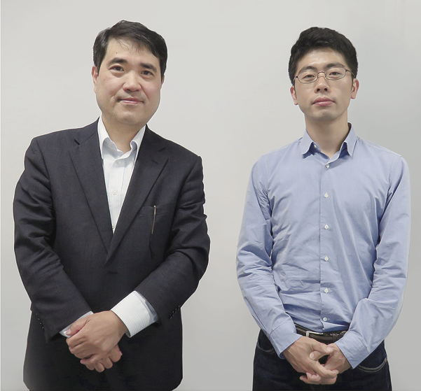 研究室にて。清水さん(左)と大戸さん(右)