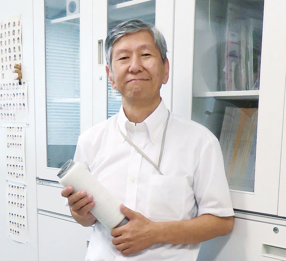 研究用のポリエステル繊維の束を持つ大越さん