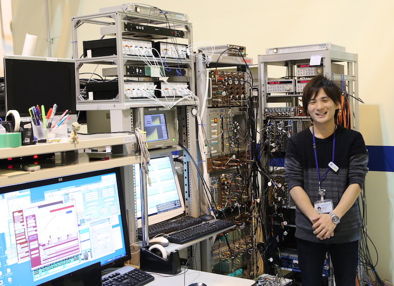 BL09XU コントロールデバイスを前に福澤さん