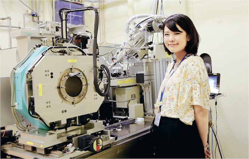 BL02B1の実験ハッチ内の機器と山田さん
