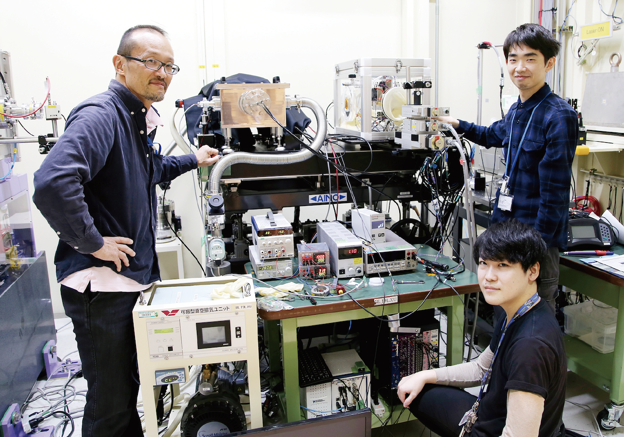 左から吉村さんと研究室の平木さんと岡井さん。