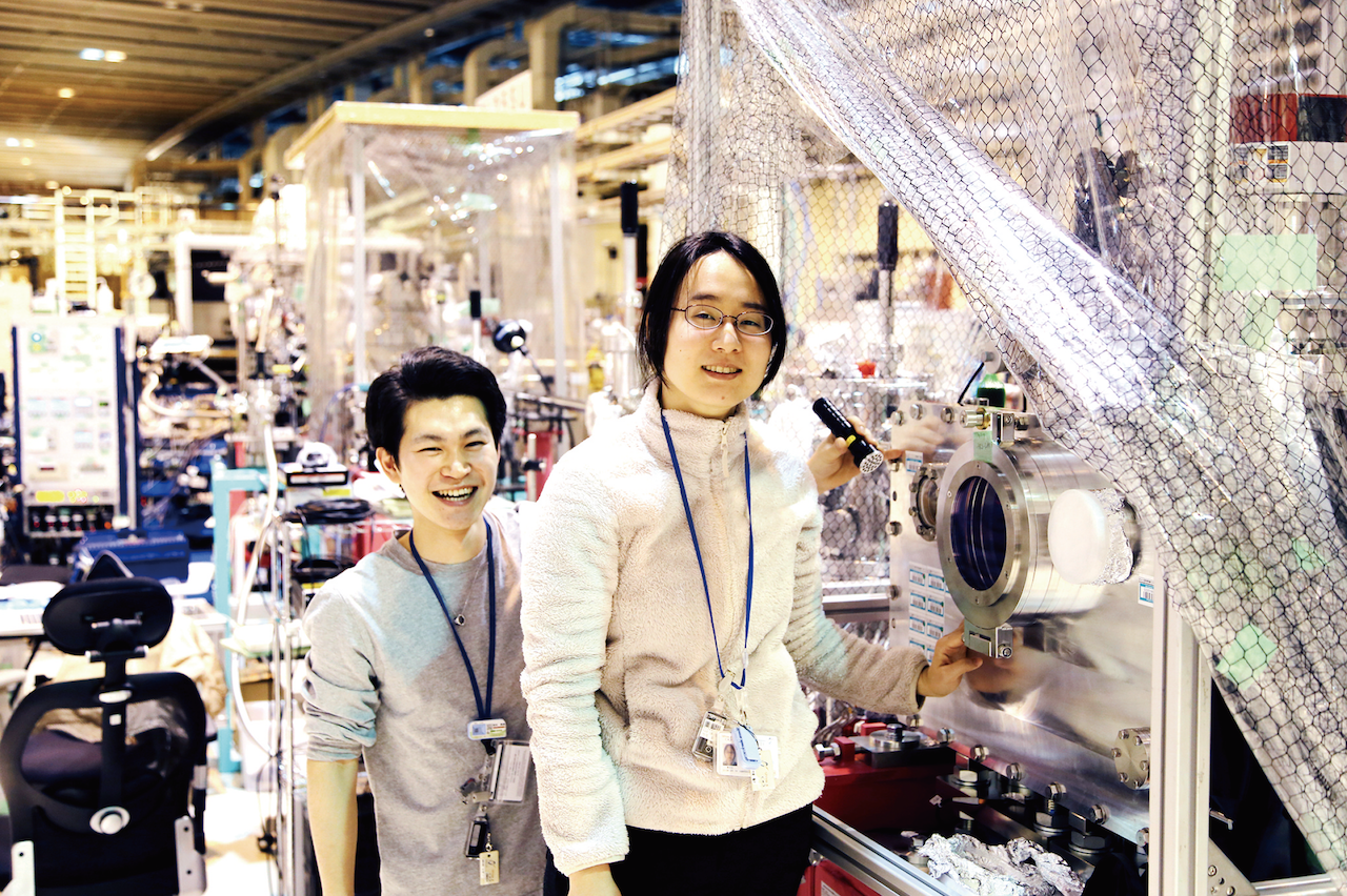 BL25SUの実験機器の前で、竹尾さん