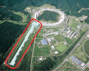 SPring-8長尺ビームラインと並列するX線自由電子レーザー施設完成予想図(赤囲み)。