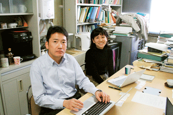 北川宏先生（左）と牧浦先生。互いに認め合い研究を進めています。