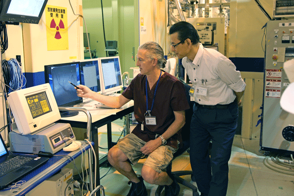 SPring-8で実験しているピアソンさん（左）と白井さん（右）