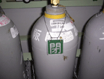 Examples of open/close signs on high pressure gas containers in use2