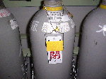Examples of open/close signs on high pressure gas containers in use3