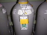 Examples of open/close signs on high pressure gas containers in use4